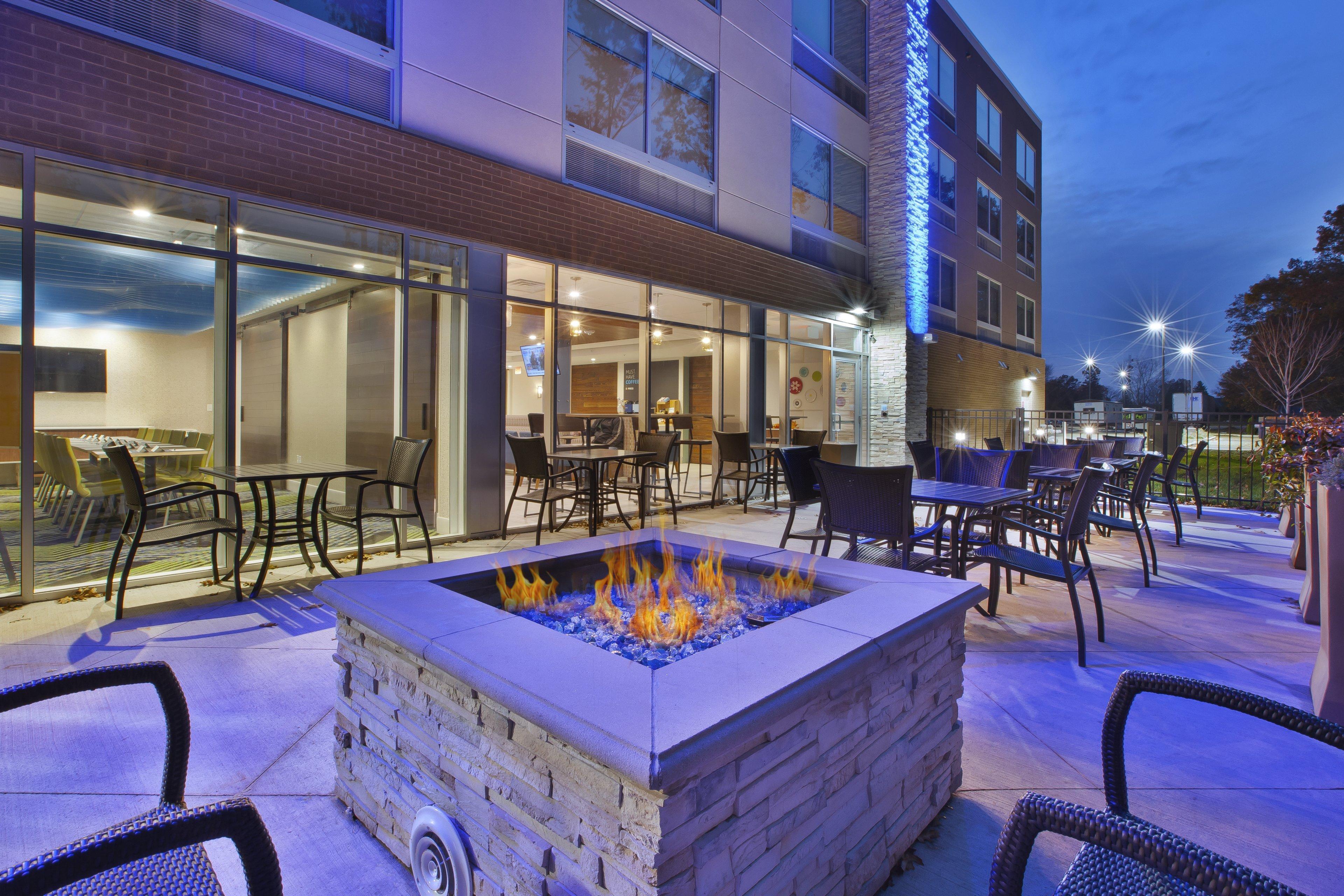 Holiday Inn Express & Suites Grand Rapids Airport North, An Ihg Hotel Экстерьер фото